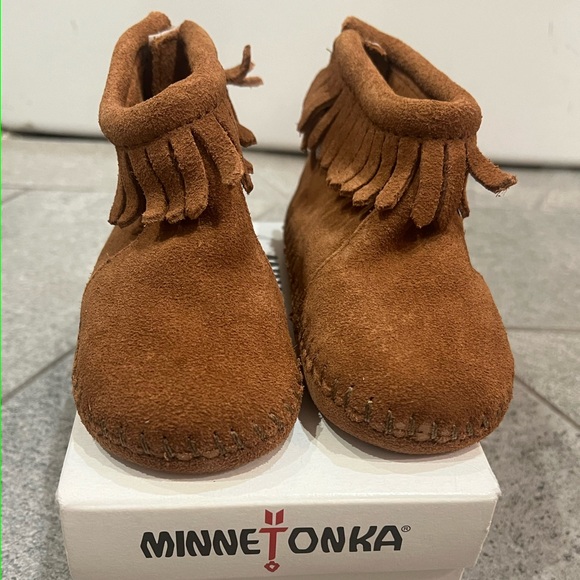Minnetonka Moccasin Leather back strap bootie, infant, size 5, brown - Picture 4 of 6